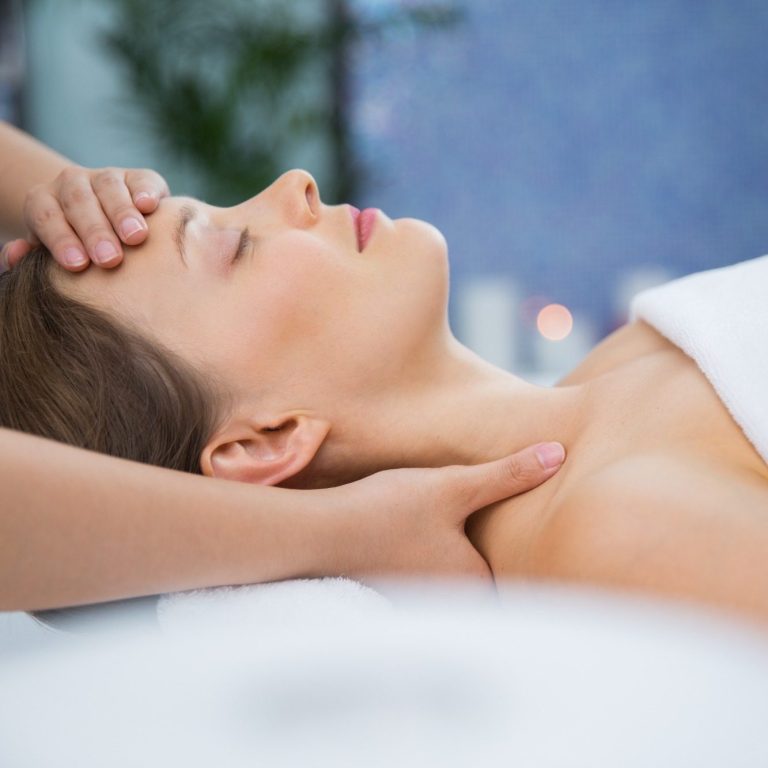 Vielfältige osteopathische und craniosacrale Techniken Frau entspannt bei einer Osteopathin